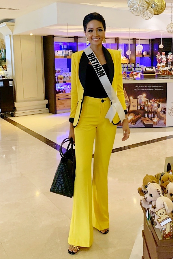HHen Niê lộ miếng dán ngực khi trình diễn tại Miss Universe