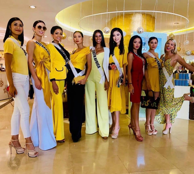 HHen Niê lộ miếng dán ngực khi trình diễn tại Miss Universe