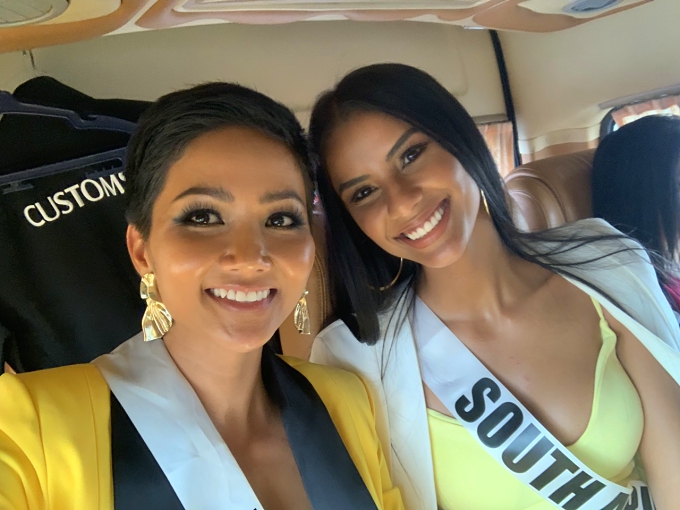 HHen Niê lộ miếng dán ngực khi trình diễn tại Miss Universe