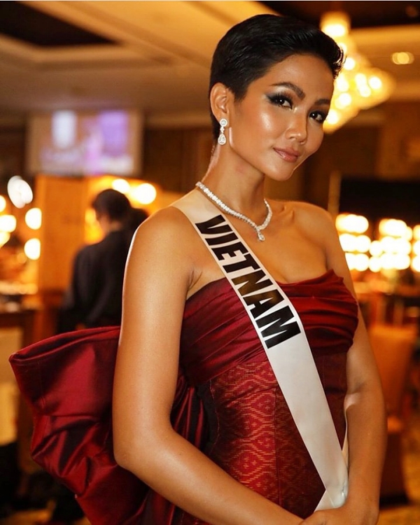 HHen Niê lộ miếng dán ngực khi trình diễn tại Miss Universe