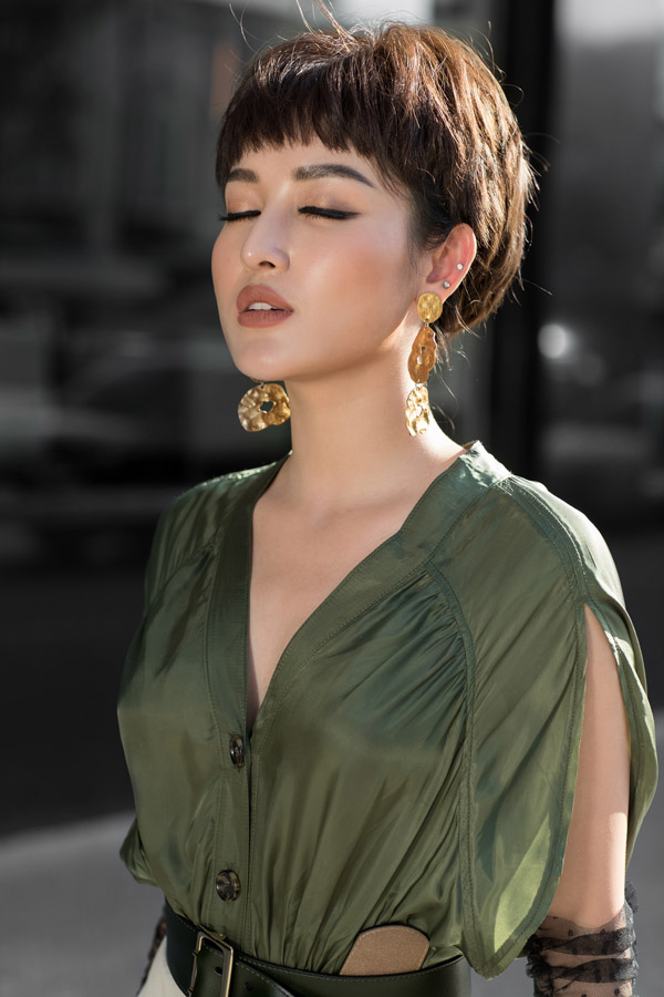 Huyền My bất ngờ để tóc tém trong bộ ảnh street style