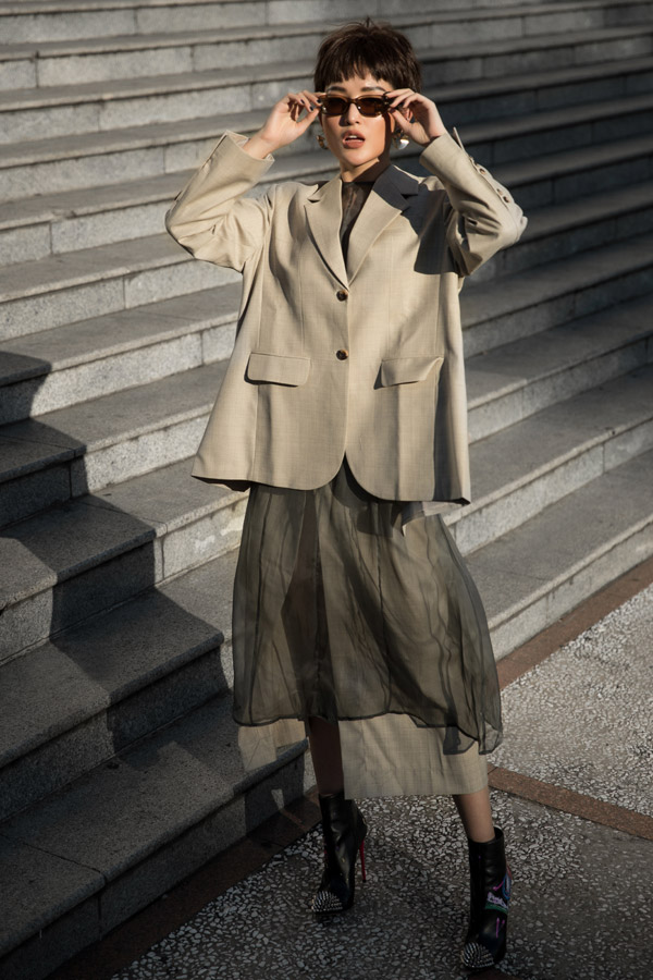 Huyền My bất ngờ để tóc tém trong bộ ảnh street style