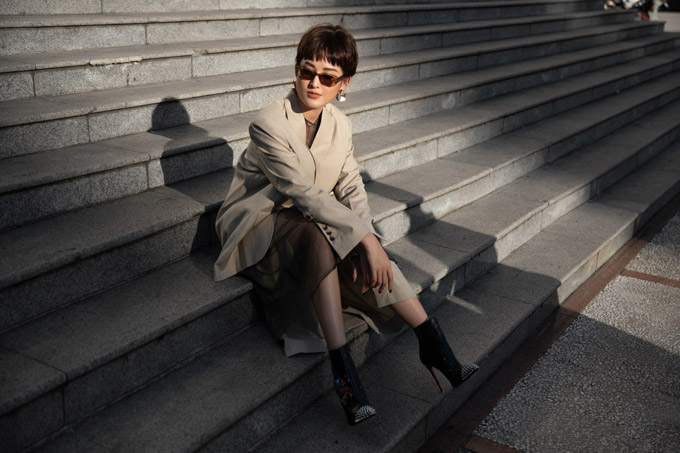Huyền My bất ngờ để tóc tém trong bộ ảnh street style