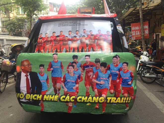 Fan cuồng phủ kín xế yêu bằng hình tuyển Việt Nam, mơ vô địch AFF Cup