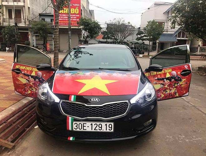 Fan cuồng phủ kín xế yêu bằng hình tuyển Việt Nam, mơ vô địch AFF Cup