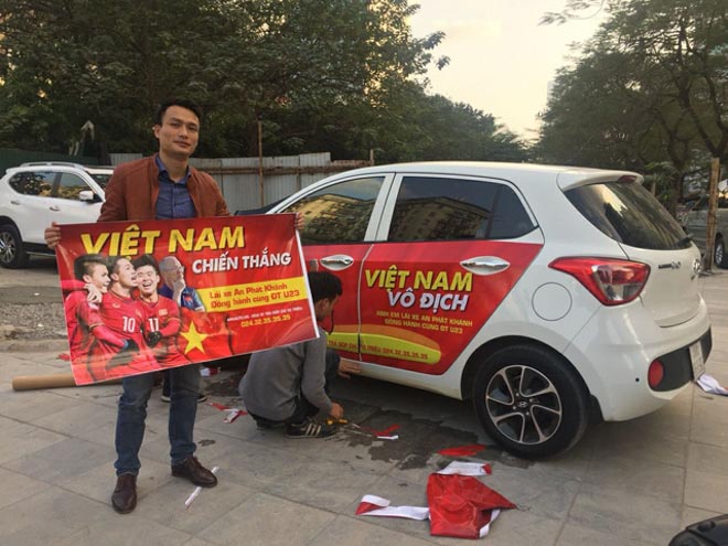 Fan cuồng phủ kín xế yêu bằng hình tuyển Việt Nam, mơ vô địch AFF Cup