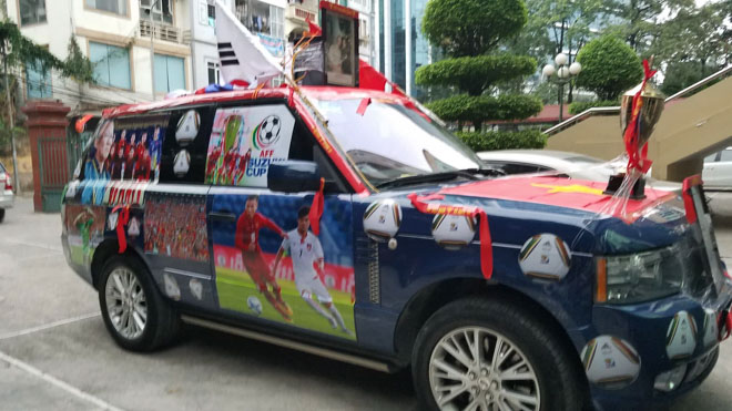 Fan cuồng phủ kín xế yêu bằng hình tuyển Việt Nam, mơ vô địch AFF Cup