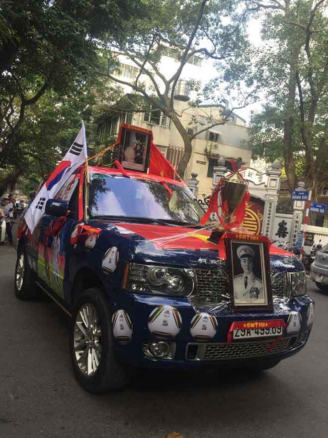 Fan cuồng phủ kín xế yêu bằng hình tuyển Việt Nam, mơ vô địch AFF Cup