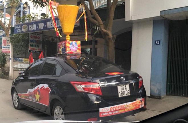 Fan cuồng phủ kín xế yêu bằng hình tuyển Việt Nam, mơ vô địch AFF Cup
