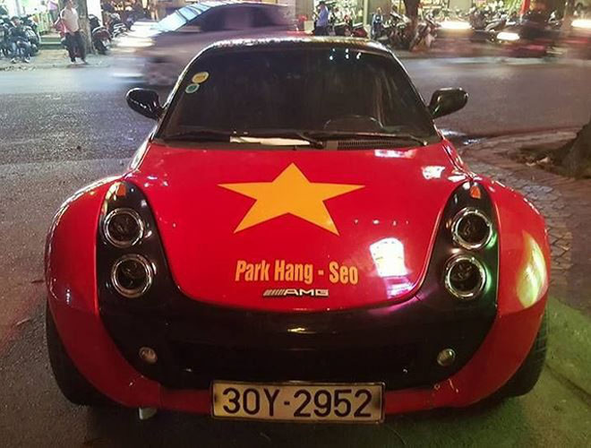 Fan cuồng phủ kín xế yêu bằng hình tuyển Việt Nam, mơ vô địch AFF Cup