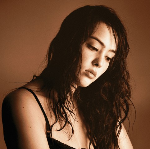 Sau khi tát tôi, chồng bỏ đi chơi, còn bố mẹ chồng thì coi như là chuyện tôi đáng bị đánh