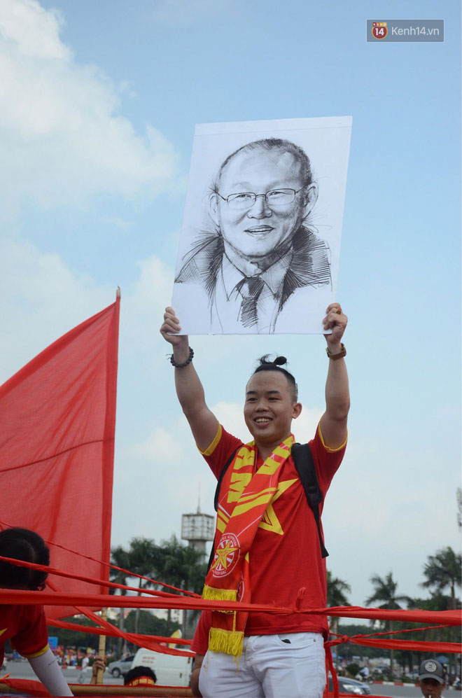 Chàng trai in hình HLV Park Hang-seo lên đầu, vượt gần 1.000km để cổ vũ đội tuyển Việt Nam tại SVĐ Mỹ Đình