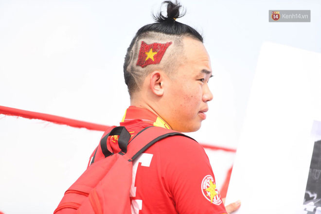 Chàng trai in hình HLV Park Hang-seo lên đầu, vượt gần 1.000km để cổ vũ đội tuyển Việt Nam tại SVĐ Mỹ Đình