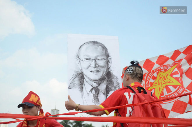 Chàng trai in hình HLV Park Hang-seo lên đầu, vượt gần 1.000km để cổ vũ đội tuyển Việt Nam tại SVĐ Mỹ Đình