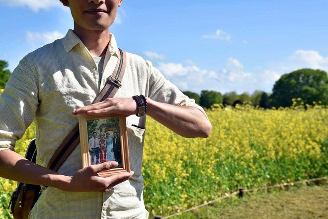 Chàng du học sinh Nhật mang di ảnh bố mẹ đi khắp thế gian: Ba má ơi, mình đi đâu tiếp?