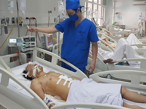 Sau hỗn chiến, chặn xe cứu thương không cho đưa nạn nhân vào viện cấp cứu