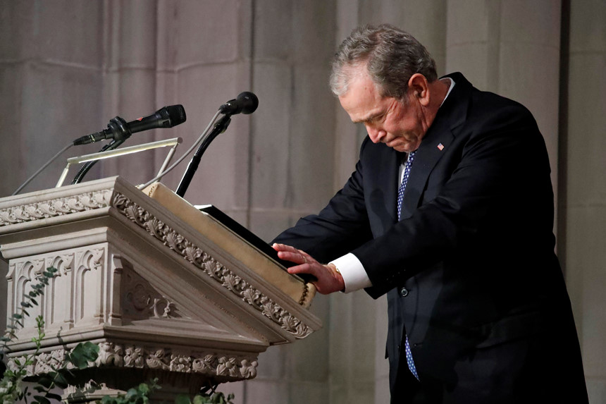 Cựu tổng thống Bush bật khóc trong tang lễ của cha