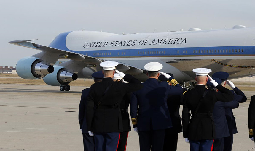 Cựu tổng thống Bush bật khóc trong tang lễ của cha