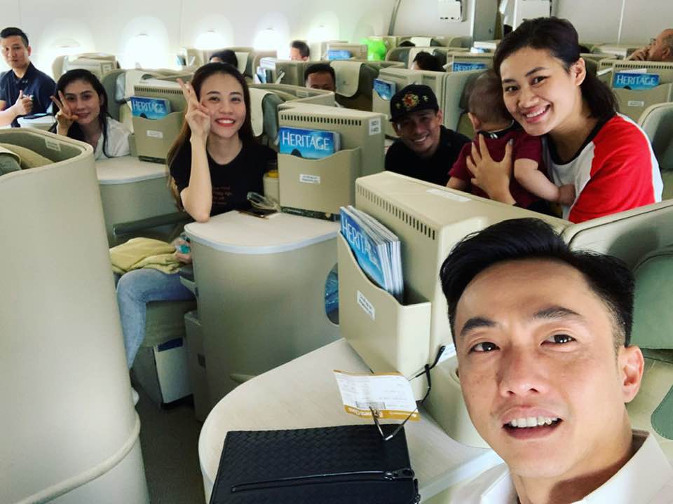 Cường Đô La dắt tay bạn gái ra Hà Nội, hòa cùng dàn mỹ nhân Vbiz lên sân Mỹ Đình cổ vũ bóng đá