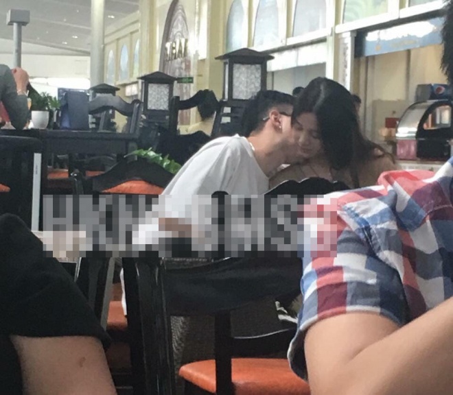 Hoàng Tôn bị bắt gặp tình tứ với gái lạ ở sân bay