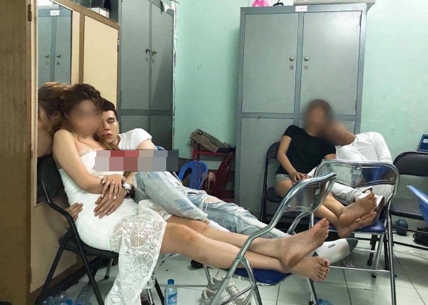 Hoàng Tôn bị bắt gặp tình tứ với gái lạ ở sân bay