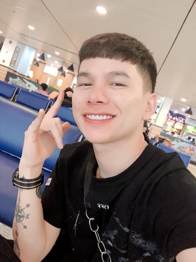 Hoàng Tôn bị bắt gặp tình tứ với gái lạ ở sân bay