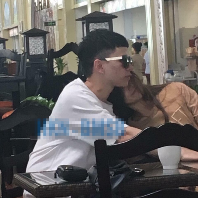 Hoàng Tôn bị bắt gặp tình tứ với gái lạ ở sân bay Hoàng Tôn bị bắt gặp tình tứ với gái lạ ở sân bay