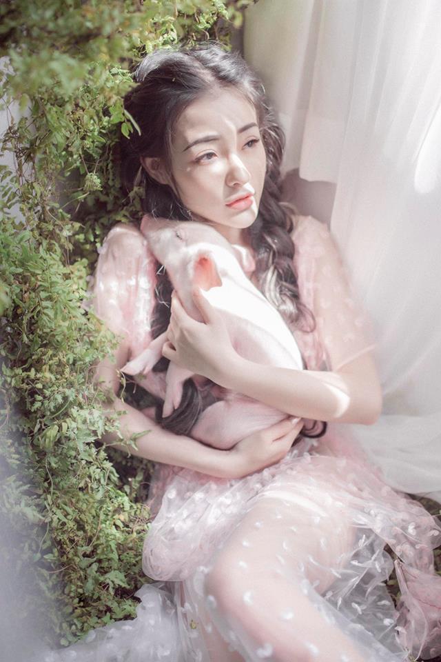 Ngân 98 gây xôn xao khi tung bộ ảnh chơi với lợn lấy cảm hứng từ MV của Chi Pu