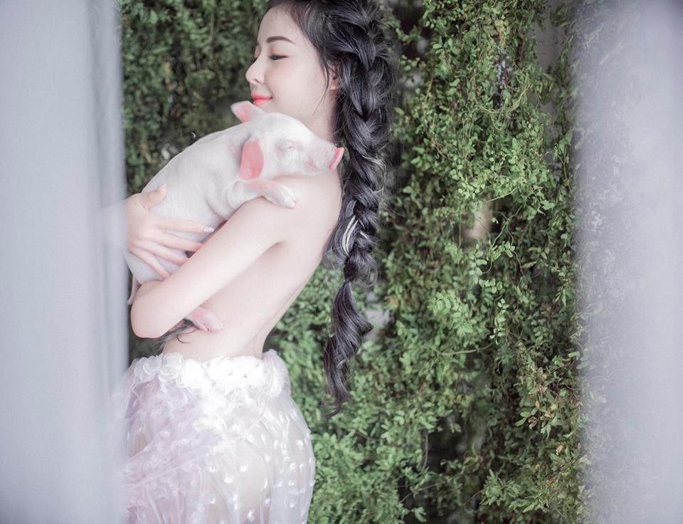 Ngân 98 gây xôn xao khi tung bộ ảnh chơi với lợn lấy cảm hứng từ MV của Chi Pu