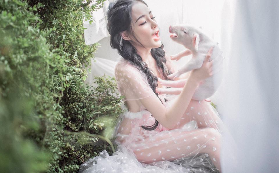 Ngân 98 gây xôn xao khi tung bộ ảnh chơi với lợn lấy cảm hứng từ MV của Chi Pu