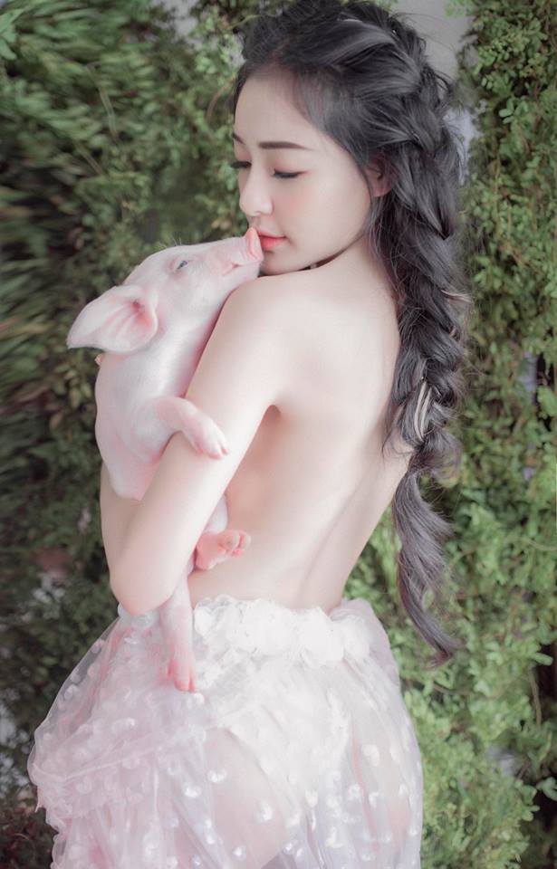 Ngân 98 gây xôn xao khi tung bộ ảnh chơi với lợn lấy cảm hứng từ MV của Chi Pu