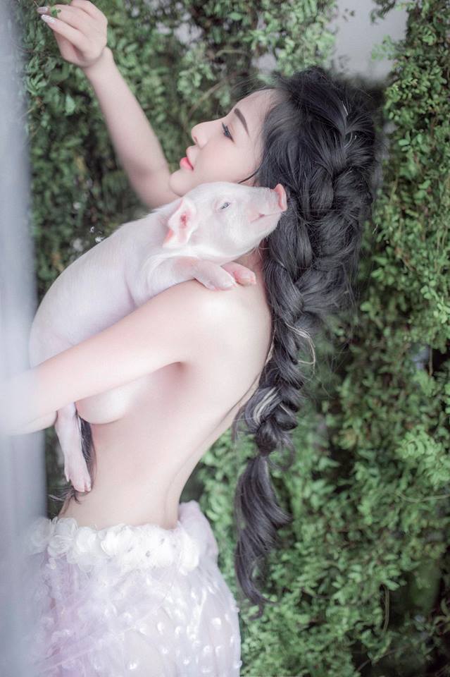 Ngân 98 gây xôn xao khi tung bộ ảnh chơi với lợn lấy cảm hứng từ MV của Chi Pu