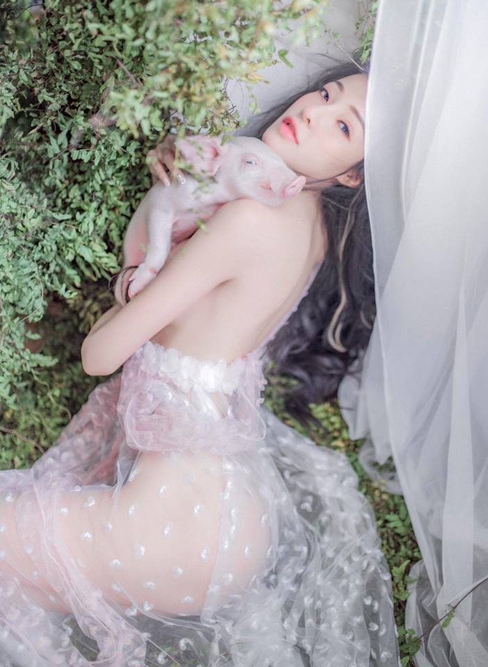 Ngân 98 gây xôn xao khi tung bộ ảnh chơi với lợn lấy cảm hứng từ MV của Chi Pu