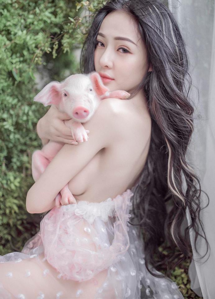 Ngân 98 gây xôn xao khi tung bộ ảnh chơi với lợn lấy cảm hứng từ MV của Chi Pu