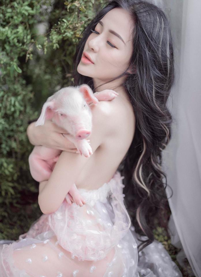 Ngân 98 gây xôn xao khi tung bộ ảnh chơi với lợn lấy cảm hứng từ MV của Chi Pu