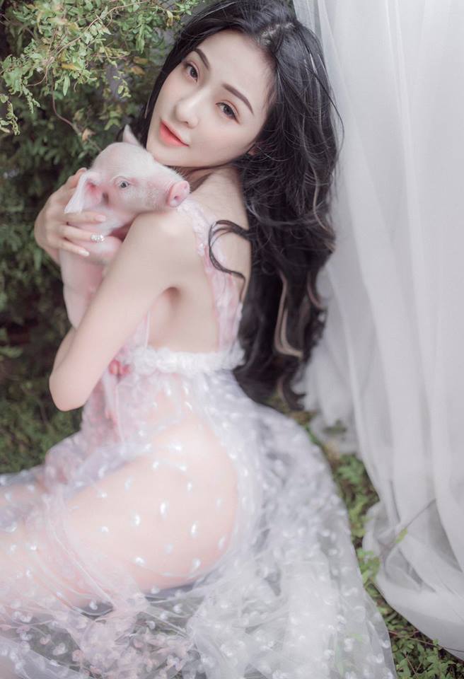 Ngân 98 gây xôn xao khi tung bộ ảnh chơi với lợn lấy cảm hứng từ MV của Chi Pu