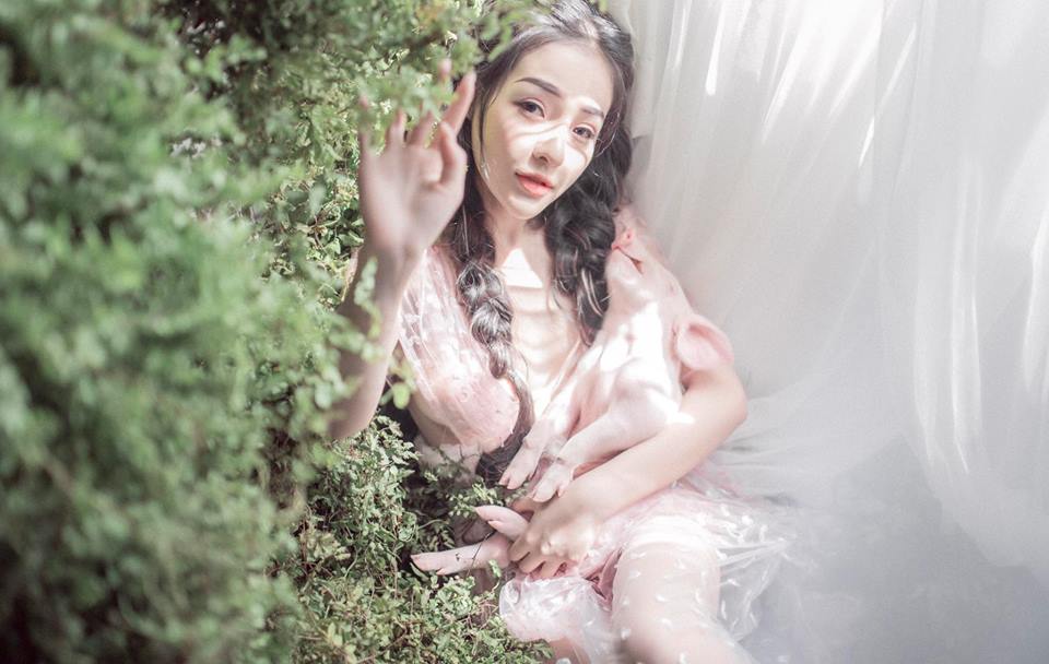 Ngân 98 gây xôn xao khi tung bộ ảnh chơi với lợn lấy cảm hứng từ MV của Chi Pu