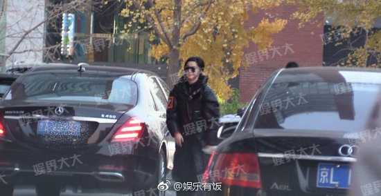 Thời hạn hoàn trả 3100 tỷ đồng đang gần kề, Phạm Băng Băng xuất hiện hiếm hoi tại văn phòng làm việc