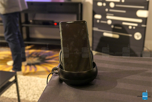 Nguyên mẫu smartphone tai thỏ lệch của Samsung xuất hiện