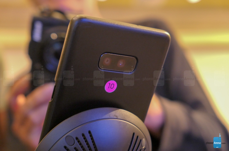 Nguyên mẫu smartphone tai thỏ lệch của Samsung xuất hiện