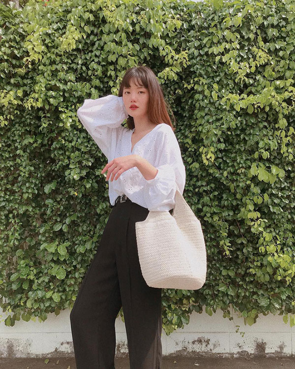 Khi trời chưa lạnh hẳn, bạn hãy tranh thủ áp dụng 5 gợi ý mix đồ vừa xinh vừa ăn ảnh này từ các hot girl Thái