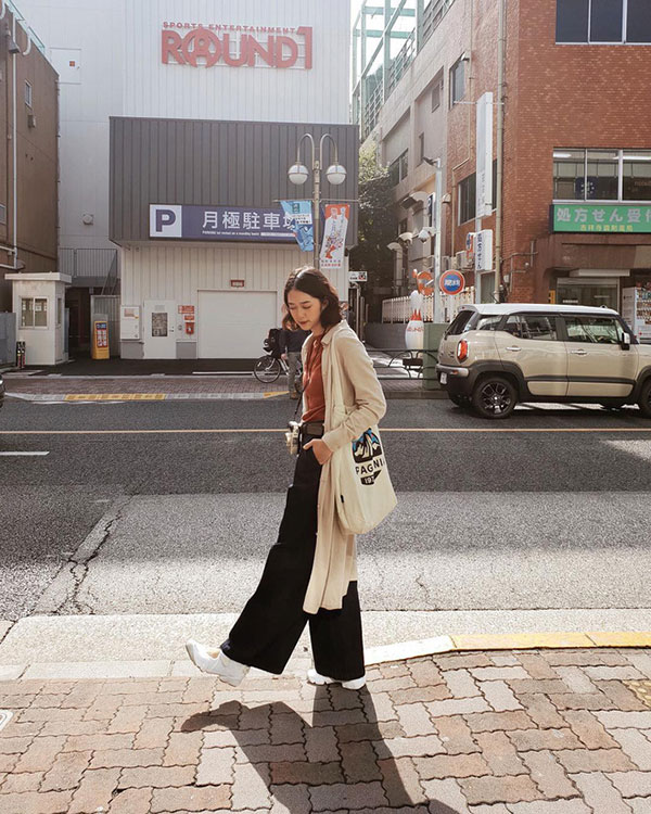 Khi trời chưa lạnh hẳn, bạn hãy tranh thủ áp dụng 5 gợi ý mix đồ vừa xinh vừa ăn ảnh này từ các hot girl Thái