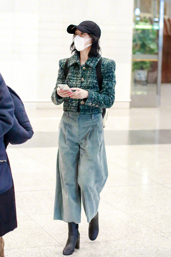 Xuề xòa hết chỗ nói: Châu Tấn diện áo khoác gần 200 triệu nhưng nhất quyết không chịu chải tóc tử tế