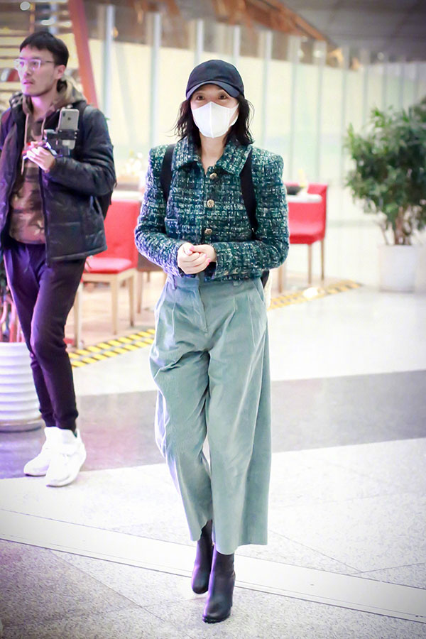 Xuề xòa hết chỗ nói: Châu Tấn diện áo khoác gần 200 triệu nhưng nhất quyết không chịu chải tóc tử tế