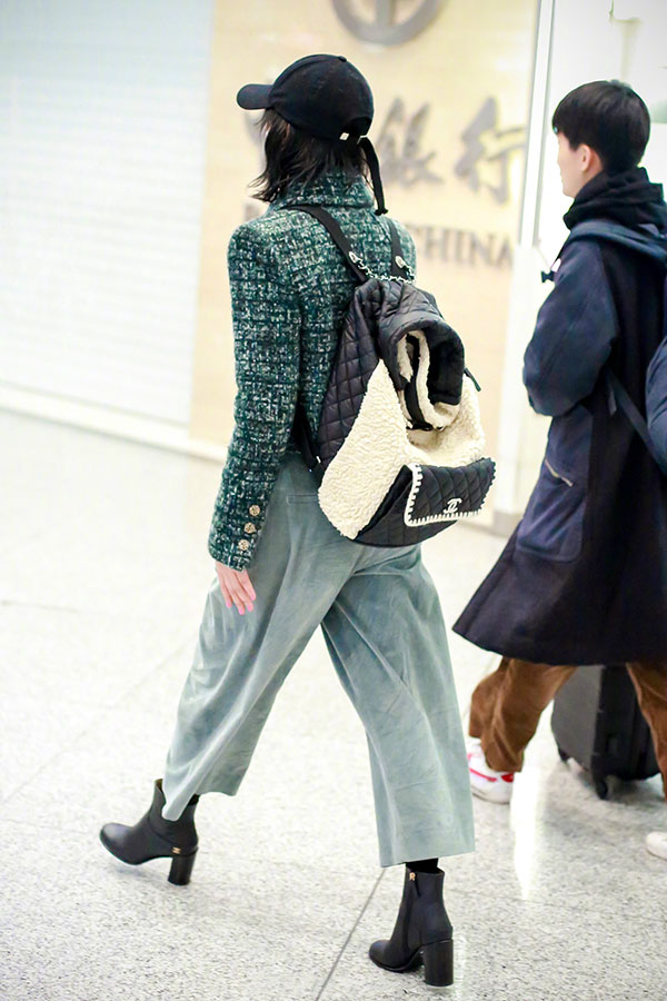 Xuề xòa hết chỗ nói: Châu Tấn diện áo khoác gần 200 triệu nhưng nhất quyết không chịu chải tóc tử tế