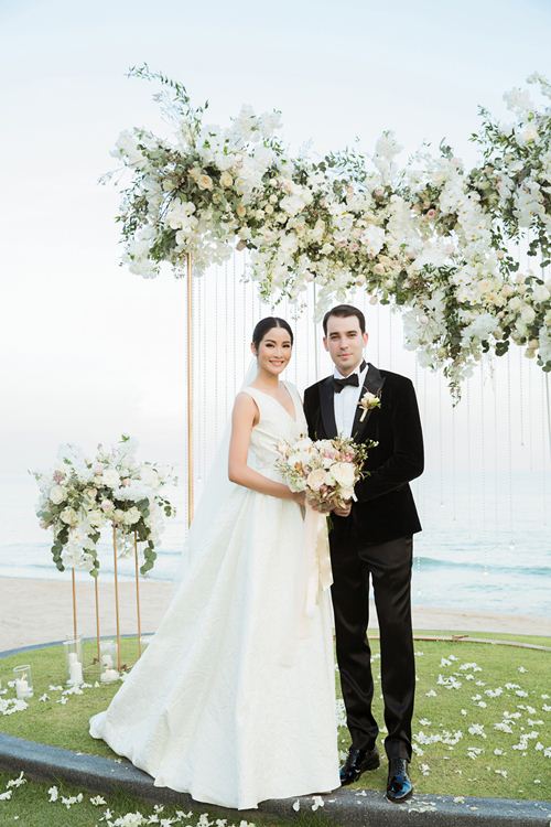 Hoa hậu Hoàn vũ Thái Lan chọn váy cưới của Đỗ Mạnh Cường