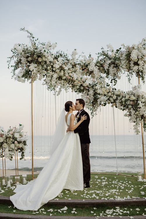 Hoa hậu Hoàn vũ Thái Lan chọn váy cưới của Đỗ Mạnh Cường