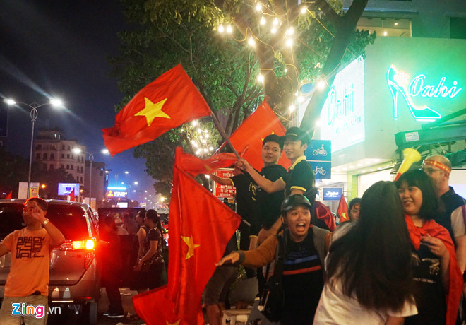Người dân khắp nơi ra đường mừng Việt Nam vào chung kết AFF Cup Người dân khắp nơi ra đường mừng Việt Nam vào chung kết AFF Cup