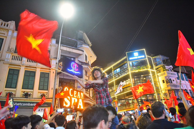 Người dân khắp nơi ra đường mừng Việt Nam vào chung kết AFF Cup Người dân khắp nơi ra đường mừng Việt Nam vào chung kết AFF Cup