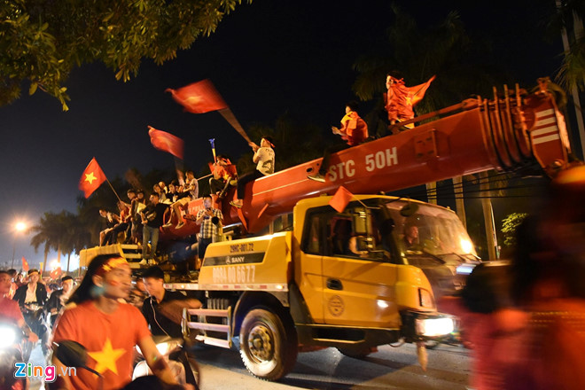 Người dân khắp nơi ra đường mừng Việt Nam vào chung kết AFF Cup Người dân khắp nơi ra đường mừng Việt Nam vào chung kết AFF Cup